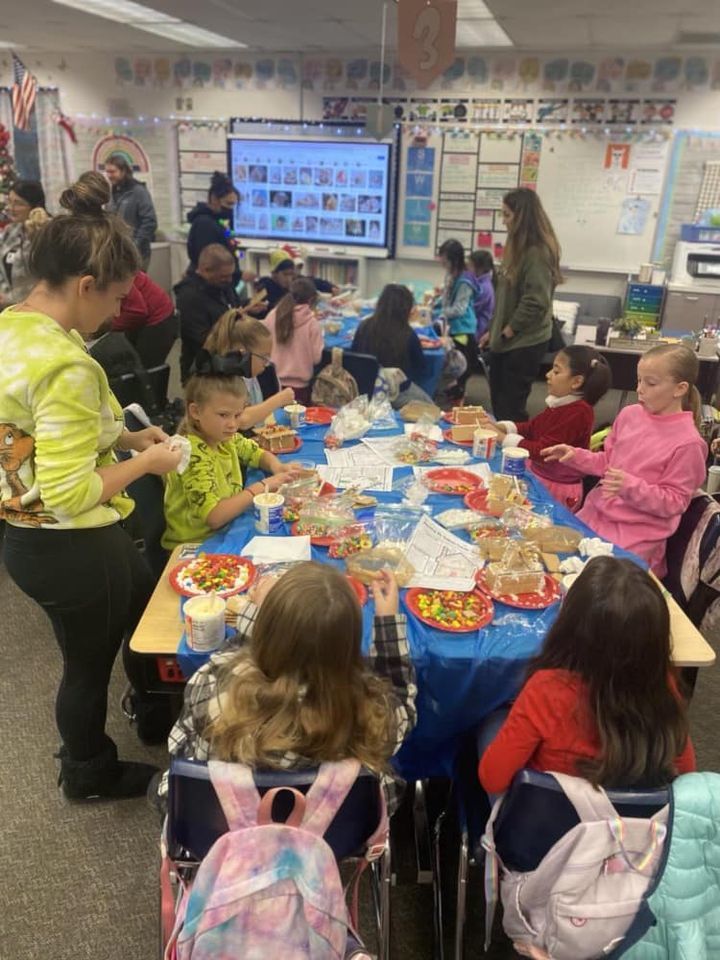 Del Rio Gingerbread House & Dress Up Day!